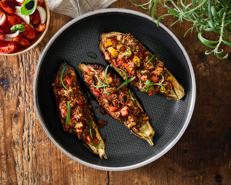 Oppskrift på fylte auberginer med quinoa og tomatsalat