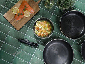 SAUS GRYTE MED AVTAGBART HÅNDTAK 18CM SETT - 7